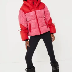 Azalea Pink And Red Zao Short Down Jacket 8 Azalea Pink And Red Zao Short Down Jacket -Outlet Toggify Store 1V2dAHcwAtcofrexhd011QtsVrbmy3GX 1 scaled