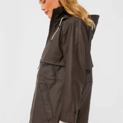 Varley Dark Truffle Alyssa Rain Jacket -Outlet Toggify Store LdEET7NicZ8fgOvbMPgJpo40tdeEqy1h 1 scaled