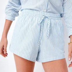 Blue Oxford Stripe Dora Short 9 Blue Oxford Stripe Dora Short -Outlet Toggify Store WIDYAOJoUjBEMYNiT2Df54SoiL2ZNNNL 1 scaled