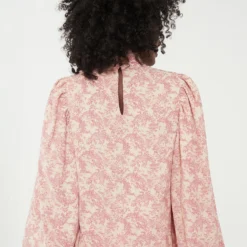 Pink Toile Thayer Blouse 9 Pink Toile Thayer Blouse -Outlet Toggify Store e95czVTiawR8zNr7D7w5eWUI3hF3HFgn 1 scaled